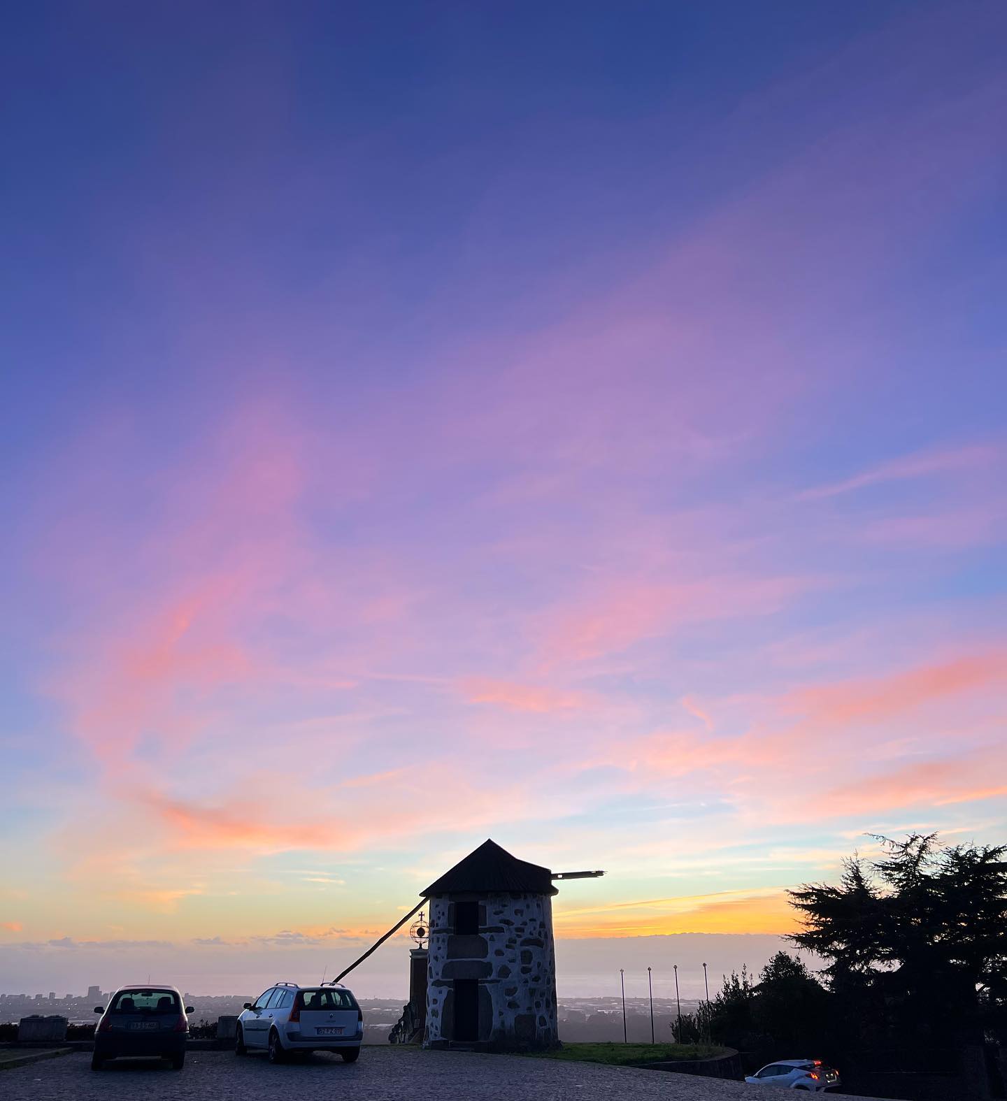 Cotton candy clouds & sunset colours! Sunny days are always so dreamy here 🫧
#airbnb #airbnbportugal #airbnbhost #airbnbtravel #visitporto #visitportugal #uniqueairbnb #bookingcom #visitpovoadevarzim #moinhouse #moinhohouse #visitportugal