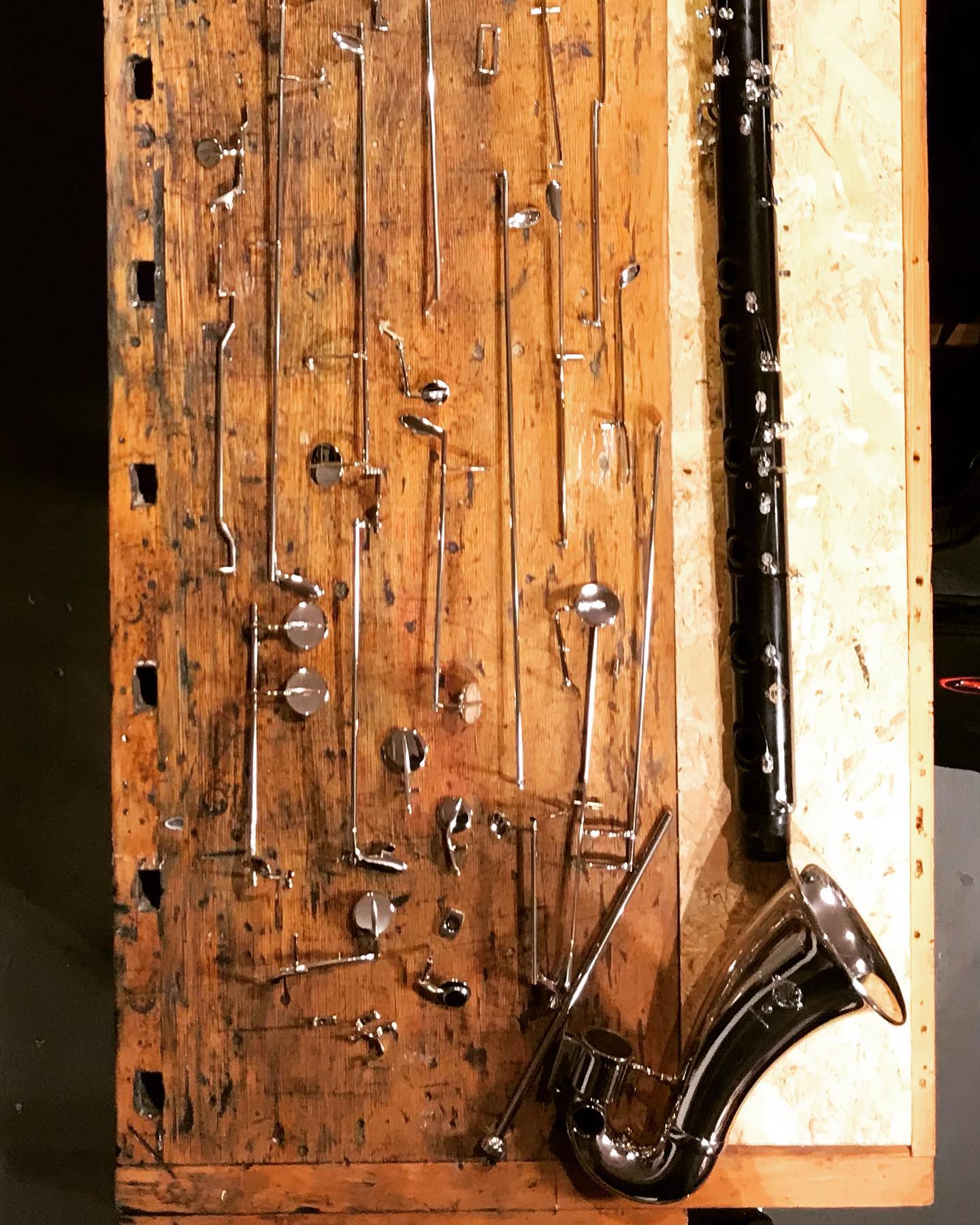 Ein kleines Puzzle für den Spieleabend? 😉 Eine tolle Selmer Bassklarinette ist gerade bei mir zur Generalüberholung. Eine Freude an so einem hübschen Instrument arbeiten zu dürfen. #selmer #bassclarinet #selmerclarinet #handwerk #puzzle #klarinette #bassklarinette #wildwoodwind #clarinetrepair