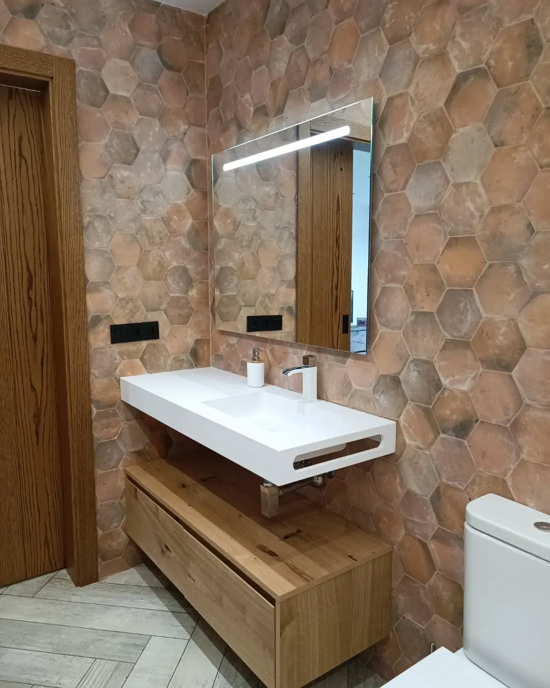 BANY 🛀🚽🚿
L'ara i l'abans d'aquest bany amb un estil molt personal. Us agrada? 🤩
#interiors #interiordesign #arquitecturainterior #bany #reforma #batrhoom