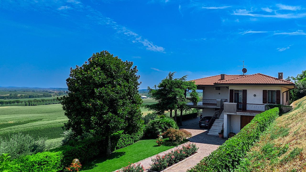 Landhaus mit Seeblick und großem Grundstück am südlichen Gardasee zu verkaufen 🇮🇹🇮🇹#desenzano #gardasee #thehousegroup