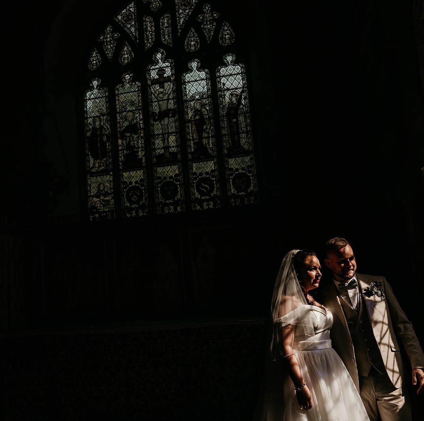 Attempting to tell the ‘story’ of an incredible wedding day in just ten frames is always an impossible task. Swipe to see today’s attempt…
Shellie & Tamas it was a pleasure.
@curlygirlshellie @tamas_suveg_
@fernflowers17 @whitedovebarns
@fairytalegownsofstalham
@nadinesbridalboutique
@ladybloves
@claires_custom_cakes
@bellesandbeausweddingstyling @norfolk_classic_wedding_cars @ladyloveleahair @pippautley @adydiamond
#whitedovebarns #whitedovebarn #whitedovebarnwedding #suffolkwedding #suffolkweddingphotographer #barnwedding #gettingmarried #naturalweddingphotography #unposedweddingphotography #relaxedweddingphotography #norfolkweddingphotographer #suffolkweddingvenue #weddingphotojournalist