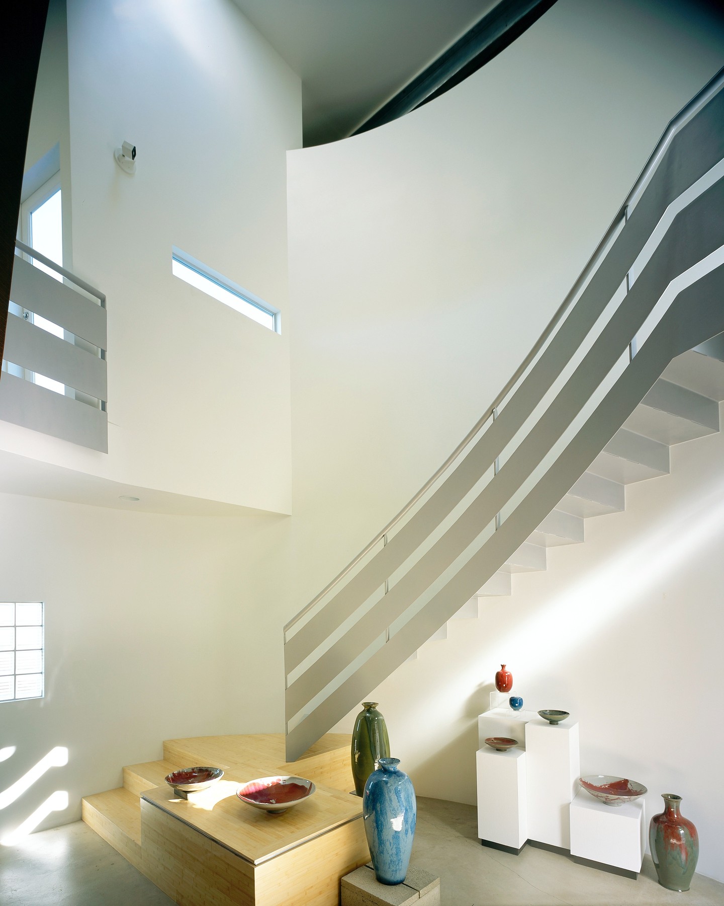- Interior/stairs -
Residence for a sculptor. The entry space is based on qualities of the owner's large clay pots, a few of which are visible at the base of the stairs. This creates a choreography that takes us through a gallery of his work up into the great room. See more at: https://www.sander-architects.com/residence-for-a-sculptor
.
.
.
#architecture #architect #design #construction #facadedesign #architecturephotography #architecture_hunter #archdaily #nextarch #architecturelovers #home #homedesign #hybridhouse #hybridconstruction #residence #arquitetura #perspective #pattern #archlife #stairs #interior #residentialarchitecture #sanderarchitects