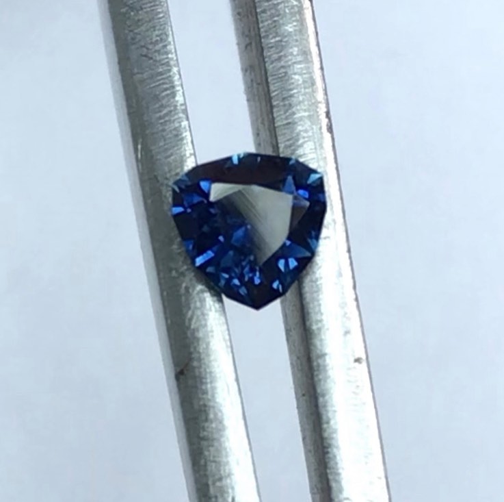 Saphir d’Auvergne (France 🇫🇷). Taille troïdia 0,36ct dimensions : 4,27mm x 4,16mm H: 2,49mm . Taille de précision. Naturel, non chauffé, non traité.
Lien vers la boutique dans la bio ⬆️
French sapphire 🇫🇷 from Auvergne. Troïdia 0,36ct . Dimensions : 4,27mm x 4,16mm H: 2,49mm. Precision cut. Natural, unheated, untreated.
#saphir #saphirdefrance #saphirdauvergne #frenchsapphire #finegems #exceptionalgemstones #teal #tealsapphire #bluesapphire #naturalgemstone #ethicalgemstone #ethicallymined #naturalsapphire #unheatedsapphire #saphirnaturel #pierresethiques #joaillerieethique
#sapphire #gemme #cuttinggemstones #precisioncut #ethicaljewelry #highjewelry #jewelrydesign #statementjewelry #hautejoaillerie #minetomarket #jewelrydesigner #jewelryblogger #gemstonetraceability