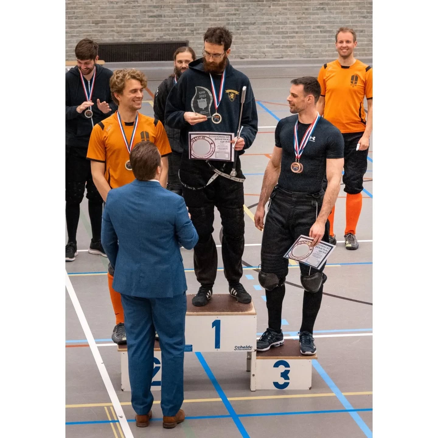 More from the Dutch National Championships! It rained bronze medals! Where on saturday the bronze in the second #Longsword division went to our own David, from the MARS location in #Zwolle (see previous post!), our head instructor @maurice.booij just missed the the podium in the top Longsword division, taking fourth place. But he made up for that on Sunday, taking home the bronze in both the single #Rapier tournament and the #Messer tournament!.This also meant that he finished in 3rd place in the 2022 overall standings!
#HistoricalEuropeanMartialArts #HEMA #historicalfencing #historischekrijgskunsten #hematournament #medals #martialarts #fitdutchies #groningen #hanzestadzwolle #ergaatnietsbovengroningen #swolla #grunn #langzwaard #langesschwert #historischeeuropäischekampfkünste