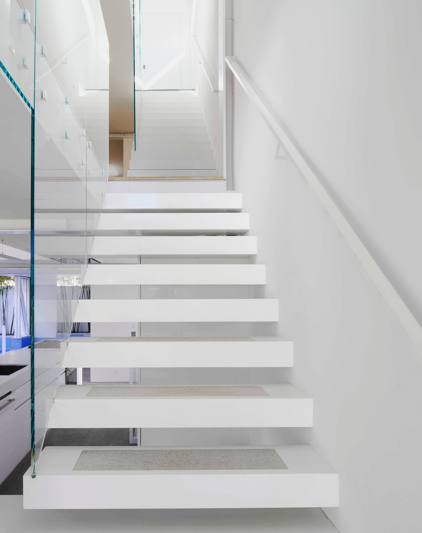 - Interior/stairs -
House of Waves. Cantilevered treads embedded with anti-slip hand scrapped limestone make the poetry of these stairs practical for a house by the beach. See more at: https://www.sander-architects.com/hermosa-beach-house
.
.
.
#architecture #architect #design #construction #facadedesign #architecturephotography #architecture_hunter #archdaily #nextarch #architecturelovers #home #homedesign #hybridhouse #hybridconstruction #houseofwaves #residence #arquitetura #perspective #pattern #archlife #stairs #interior #residentialarchitecture #sanderarchitects