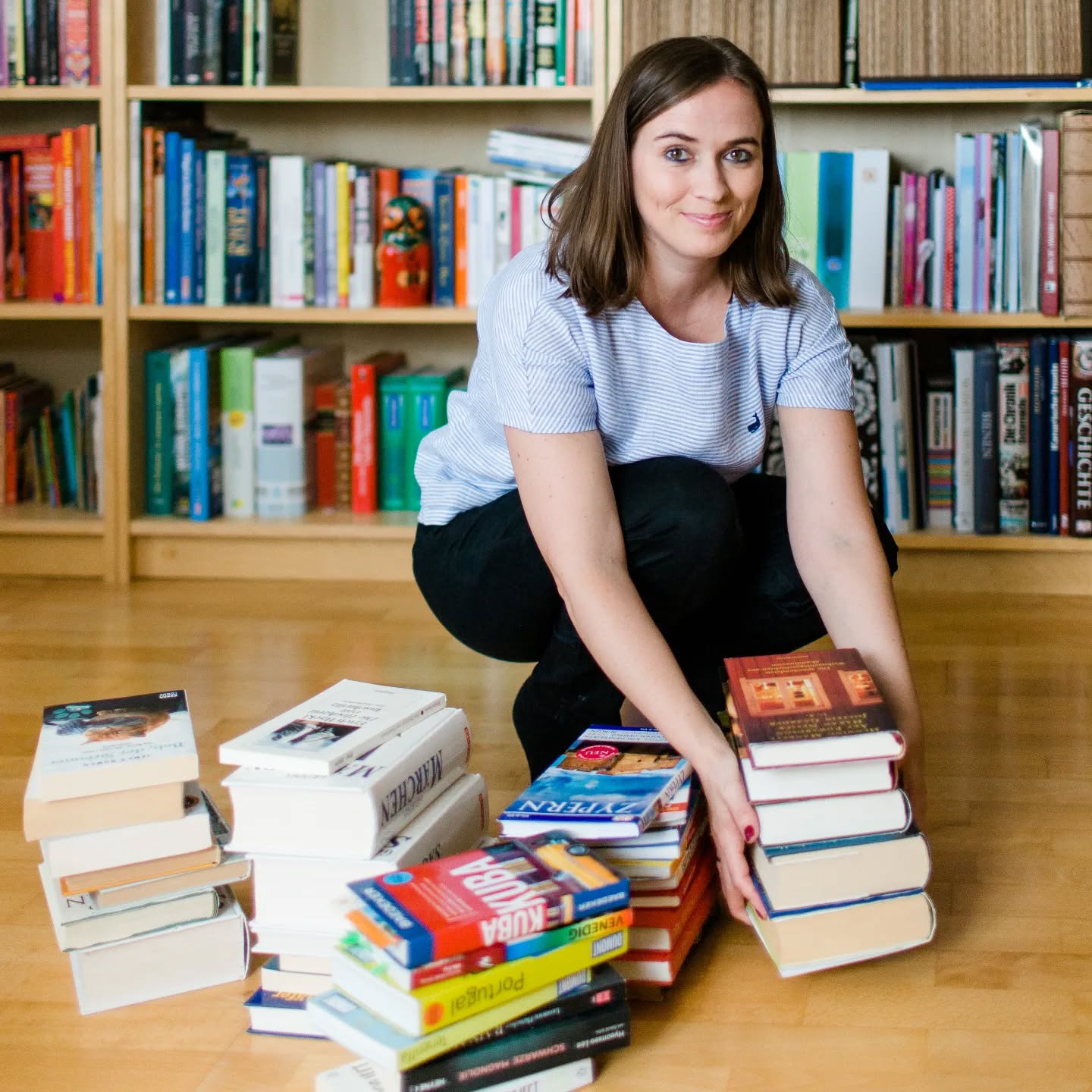 Bücher ausmisten? Welch schrecklicher Gedanke! Aber wie schön wäre es, ein Bücherregal nur mit deinen Lieblingsbüchern zu haben?! 📚
Die zweite Kategorie der KonMari® Methode ist eine Herausforderung. Aber auch der Bücherhaufen ist schnell bewältigt und das Ergebnis danach unglaublich.
#glueckssachen #sparkjoy #konmari #mariekondo #konmariconsultant #magiccleaning #ordnung #ordnungscoach #ordnungsberatung #aufräumen #ausmisten #entrümpeln #organisieren #ordnungshilfe #linz #leonding #oberösterreich