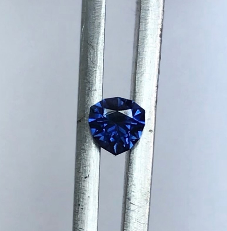 Saphir d’Auvergne (France 🇫🇷). Taille troïdia 0,29ct dimensions : 3,84 x 3,73mm. Taille de précision. Naturel, non chauffé, non traité.
Lien vers la boutique dans la bio ⬆️
French sapphire 🇫🇷 from Auvergne. Troïdia 0,29ct . Dimensions : 3,84 x 3,73mm. Precision cut. Natural, unheated, untreated.
#saphir #saphirdefrance #saphirdauvergne #frenchsapphire #finegems #exceptionalgemstones #teal #tealsapphire #bluesapphire #naturalgemstone #ethicalgemstone #ethicallymined #naturalsapphire #unheatedsapphire #saphirnaturel #pierresethiques #joaillerieethique
#sapphire #gemme #cuttinggemstones #precisioncut #ethicaljewelry #highjewelry #jewelrydesign #statementjewelry #hautejoaillerie #minetomarket #jewelrydesigner #jewelryblogger #gemstonetraceability