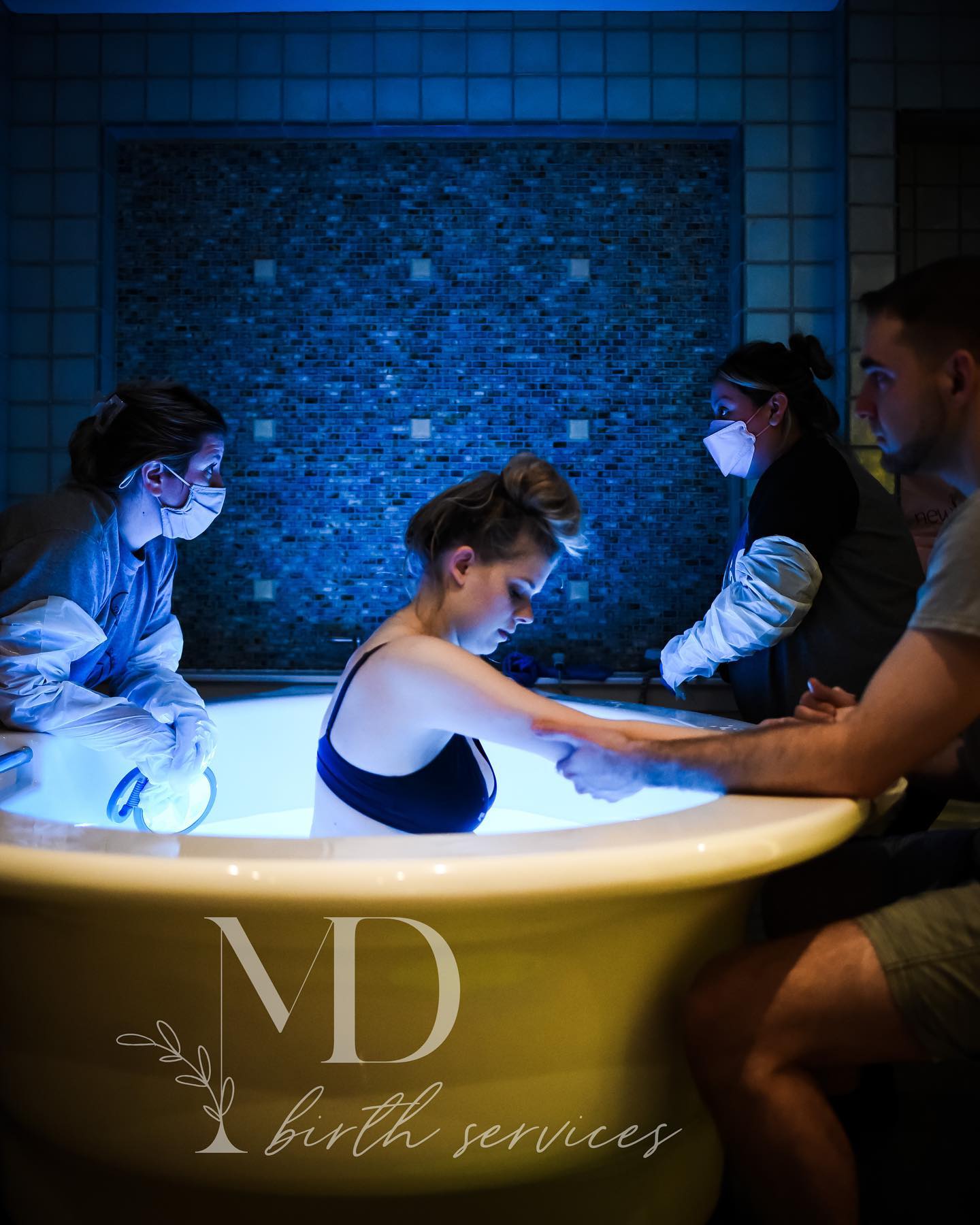 “Just as a woman's heart knows how and when to pump,
her lungs to inhale,
and her hand to pull back from fire,
so she knows when and how to give birth.” -Virginia Di Orio. #birthdoula #birthphotographer #kansascitybirthphotographer #kansascitydoula #naturalbirth #laborwithlove #trusttheprocess