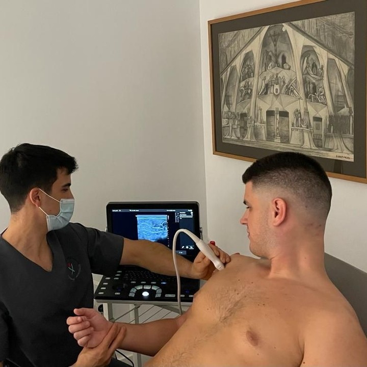 Nos gusta invertir en las últimas tecnologías para mejorar la salud de nuevos pacientes. Contamos con un nuevo ecógrafo, el cual nos amplía el campo de diagnóstico y tratamiento y nos permite aumentar la seguridad en el uso de técnicas invasivas ecoguiadas como la punción seca.
#physiodex #physiodexfisioterapia #ecografo #fisioterapia #mejoresprofesionales #puncionseca #lescorts #fisioterapiadeportiva