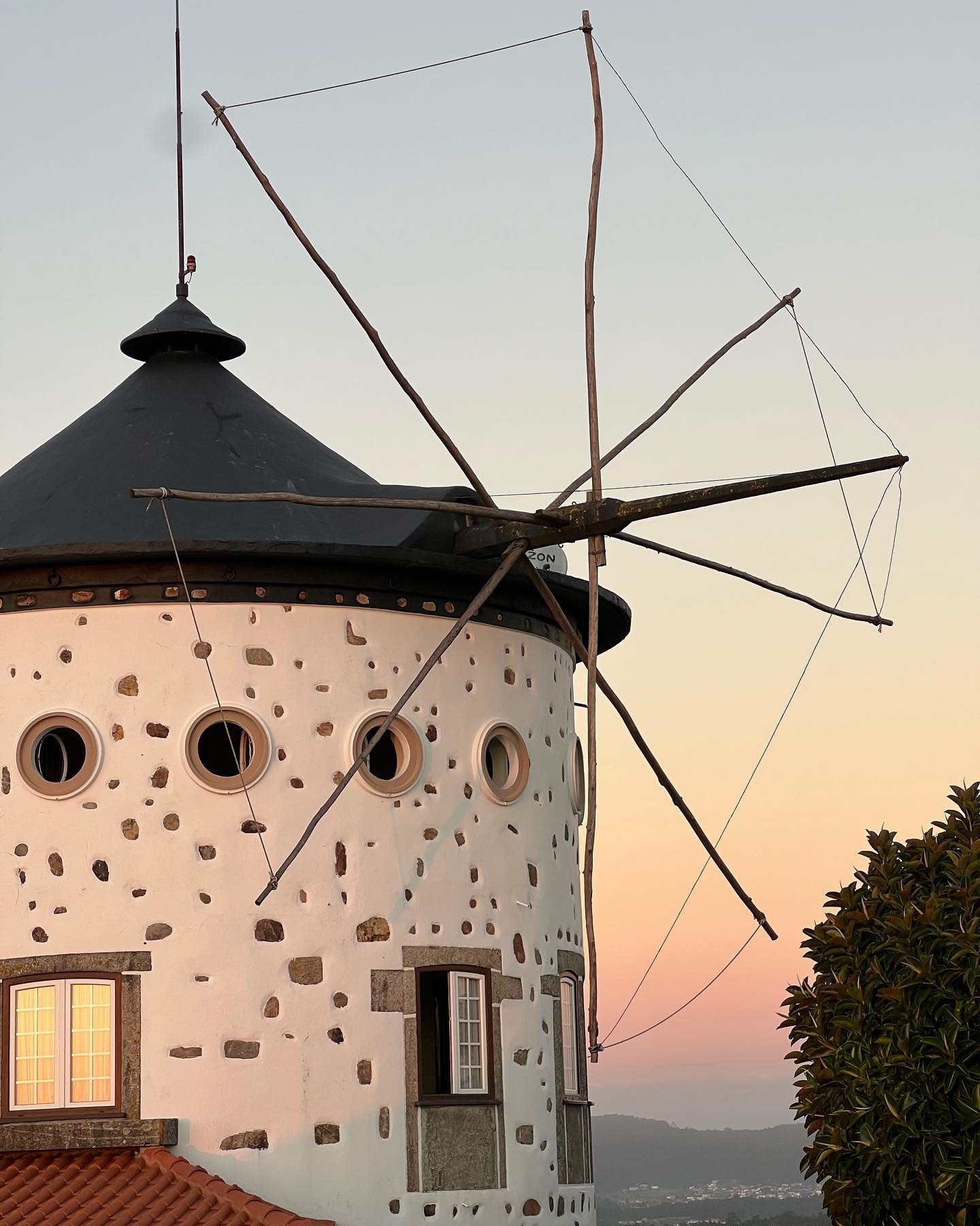 During grey rainy autumn days we daydream of beautiful twilight colours! 🌅