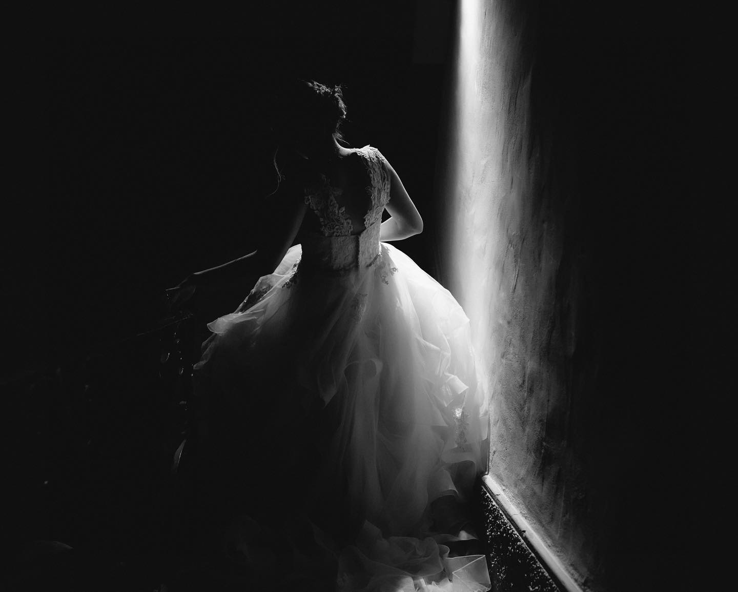 Gabi & Ivo haben ihre Hochzeit an der Goldküste von Zürich gefeiert. Hier eine Foto Strecke vom Brautpaarshooting.
Ich habe speziell mit diesem einem #blackandwhite Bild angefangen, denn ich finde es bei Reportagen super wichtig den Kreativen Teil einzubringen, das Spiel mit Licht & Schatten ist ein sehr schöner Bestandteil der Fotografie 😍 und kann Momente ins neue Licht rücken
▪️▪️▪️▪️▪️▪️▪️▪️▪️
www.trailsofyourlife.com❣️
▪️▪️▪️▪️▪️▪️▪️▪️▪️
#weddingphotography #shesaidyes💍 #swissweddingphotographer #hochzeitsfotografieschweiz #hochzeitschweiz2022 #trailsofyourlife #hochzeitsfotografenschweiz #hochzeitsfotografzürich #hochzeitsfotografwinterthur #fearlessphotographer #luxuriouswedding #swisswedding #weddingphotographerswitzerland #iloveweddings #hochzeitsfotografschweiz #hochzeitsfotografÖsterreich #HochzeitsfotografBerlin #weddingphotoinspiration #fotografodebodasuiza #hochzeitsfotografluzern #hochzeitsfotografschaffhausen #WinterthurCity #zurichwedding #zurichweddingphotographer #luzernhochzeit #HochzeitTessin #hochzeitwinterthur