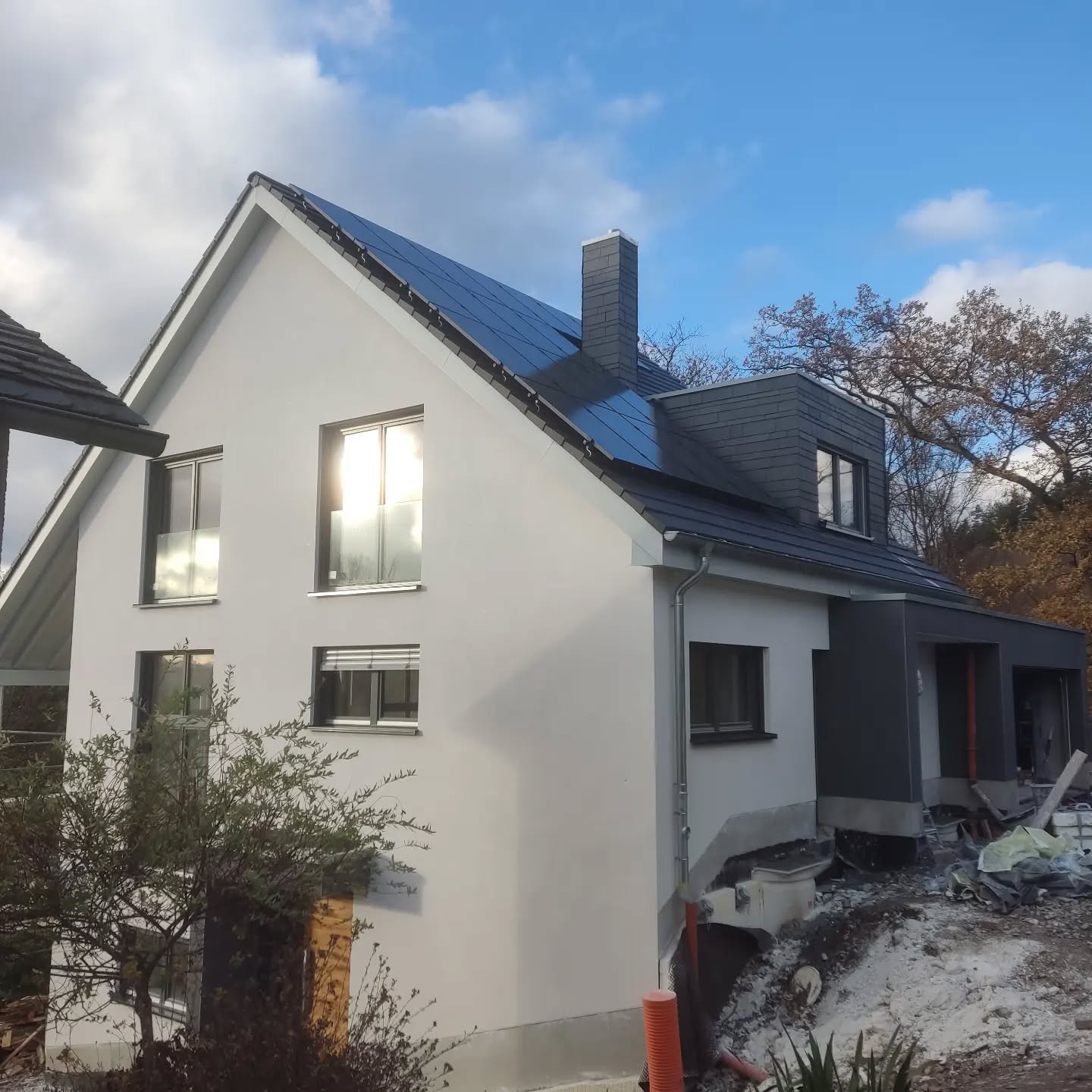 Am heutigen Freitag haben wir das Gerüst an einem Neubau in Olpe abgebaut. So können wir zufrieden ins Wochenende gehen. Der Kunde kann sich an seiner Kratzputzfassade erfreuen
#kratzputz #knauf #außenputz #mak3
#TheoundGuidoHesse #StuckgeschäftHesse #DeinStuckateurinOlpe #stuckateur #verputzer #gipser #außenputz #innenputz #stuck #WeilIhrHausUnsWichtigIst #wirgebenIhremHauseinGesicht #handwerk #teamarbeit