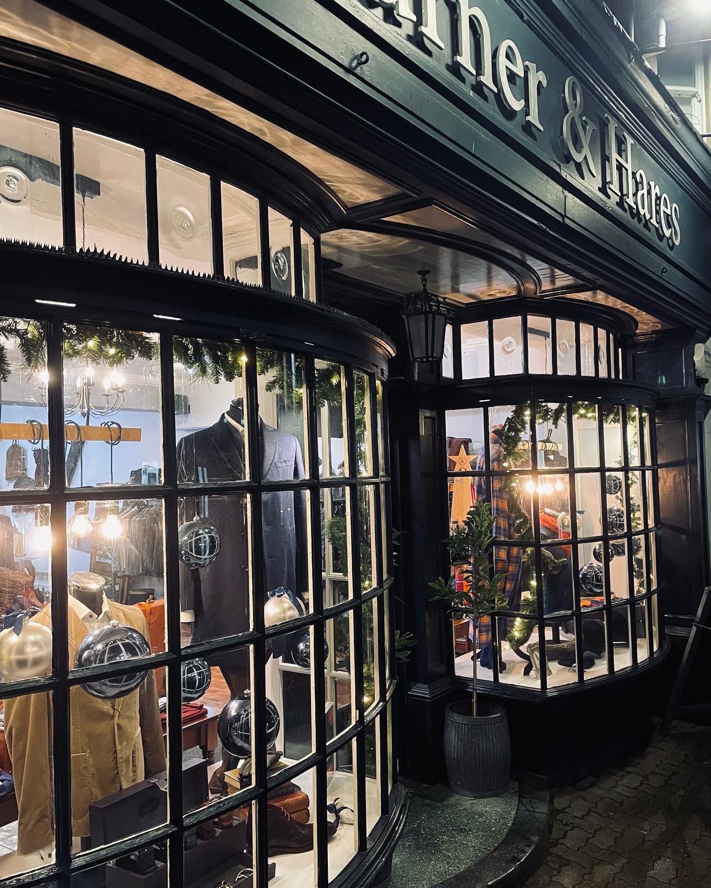 Getting festive #cirencestershopping #cirencesteradventfestival #cotswoldstyle #cirencestertown #shoplocal #supportsmallbusiness #turnerandhares #cotswoldlife #cotswoldchristmas #cotswoldschristmas #menswear#mensgiftideas