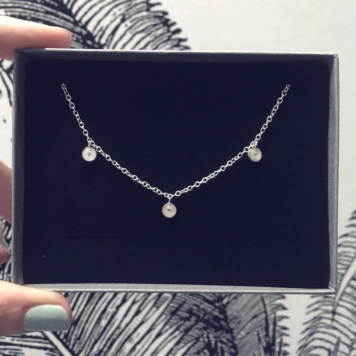 Collier qui n’a pas encore de nom 🤭 mais qui en mérite un...
Des idées ?
#collier #collierfemme #collierfin #minimaliste #chainettes #colliers #collierargent #halsschmuck #feinschmuck #silvernecklace #filigreenecklace #noeebijoux