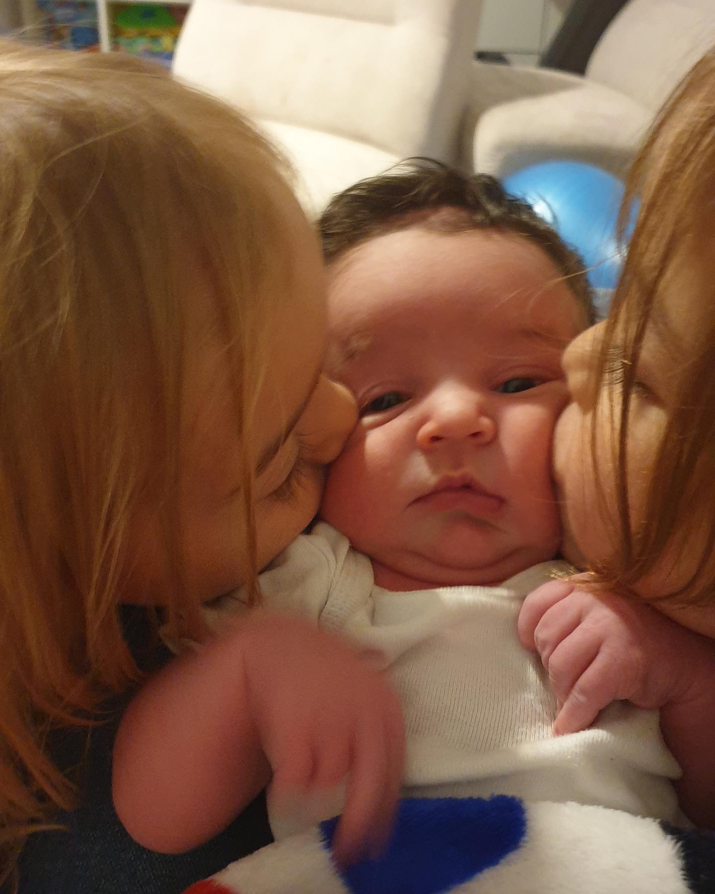 E lá se foi o mês do caos mais gostoso da vida. De momentos de pura entrega, dedicação e com uma pitada de surtos.
Os choros, as risadas, as dificuldades, as conversas, os carinhos, as brigas, as danças.. ficarão registrados pra evolução da nossa família que deixou de ser de 5 e se tornou uma de 6.
Vivemos pela nossa família.
Meu recém-nascido deixou de ser recém-nascido e virou um bebê ❤️🥹