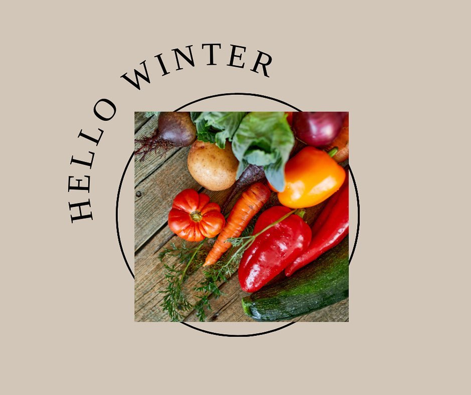 Bereit für den Winter? ❄️
Besonders wohltuend sind jetzt wärmende Suppen, Vollkorngetreide, Nüsse und Trockenfrüchte. Dies wärmt und nährt dich innerlich. Unterstüzt dabei, die Körperhitze nach Innen zu lenken, sodass die Körperoberfläche abkühlt - eine kühle Oberfläche lässt dich die Kälte draussen weniger spüren ⛄️
Passend für die Jahreszeit und saisonal ➡️
Chinakohl, Feldsalat, Grünkohl, Lauch, Pastinakien, Rosenkohl, Karotten, Kartoffeln, Kürbis, rote Bete, Schwarzwurzel, Weisskohl, Wirsing, Äpfel, Birnen 🍐🥔🥬
Wie wärs zum Beispiel mit einem leckeren Kürbisrisotto? Im Internet gibts unzählige Rezepte - lass dich inspirieren und finde deinen Favorit 🎃
Much love 🤍
#food #winter #cozy #wärmend #nährend #comfortfood #kürbisrezept #beratungzürich #ernährungsberatung #psychologischeberatung #wohlbefinden #inbalance