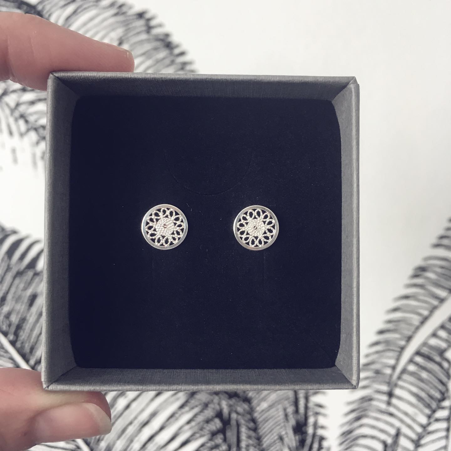 Clous d’oreilles MINI LUNE
...Comme une dentelle fleurie...
✨Disponible sur la boutique en ligne
#clousdoreilles #ohrstecker #silberschmuck #bouclesdoreilles #fleur #doré #bijouxdorés est #fleurs #flowers #blumen #noeebijoux