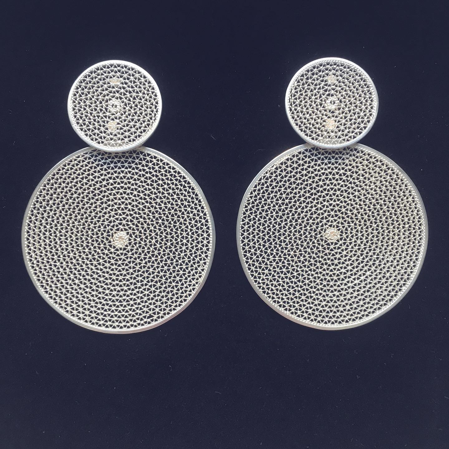 The Big boucles !
MAXI PLEINE LUNE
Grandes boucles tout en légèreté grâce à la technique des filigranes...qui rend l’argent comme de la dentelle
www.noee-bijoux.ch
#dentelle #bijoudentelle #bijouxsuisse #bijouxlovers #bijouxdentelle #lace #filigrane #filigranes #filigree #bigearrings #bigjewelry #bigjewels #lightjewel #noeebijoux