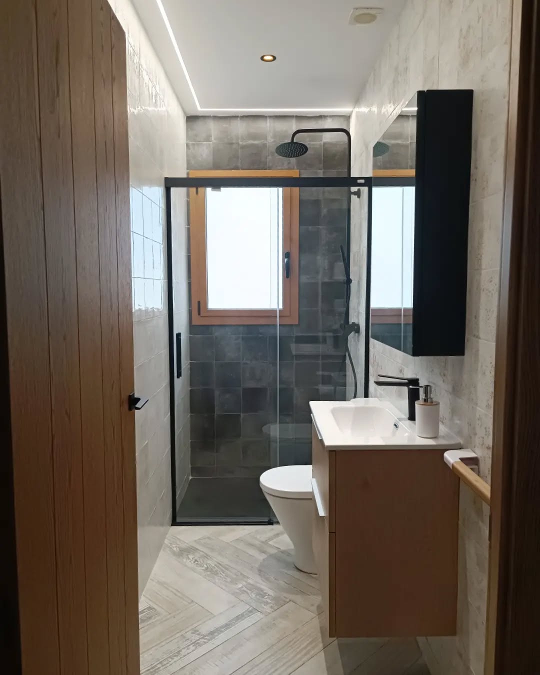 BANY 🛀🚽🚿
Un petit bany amb molt d'encant. L'ara i l'abans d'aquesta reforma 💫
#interiors #interirordesign #arquitecturainterior #bany #reforma #batrhoom