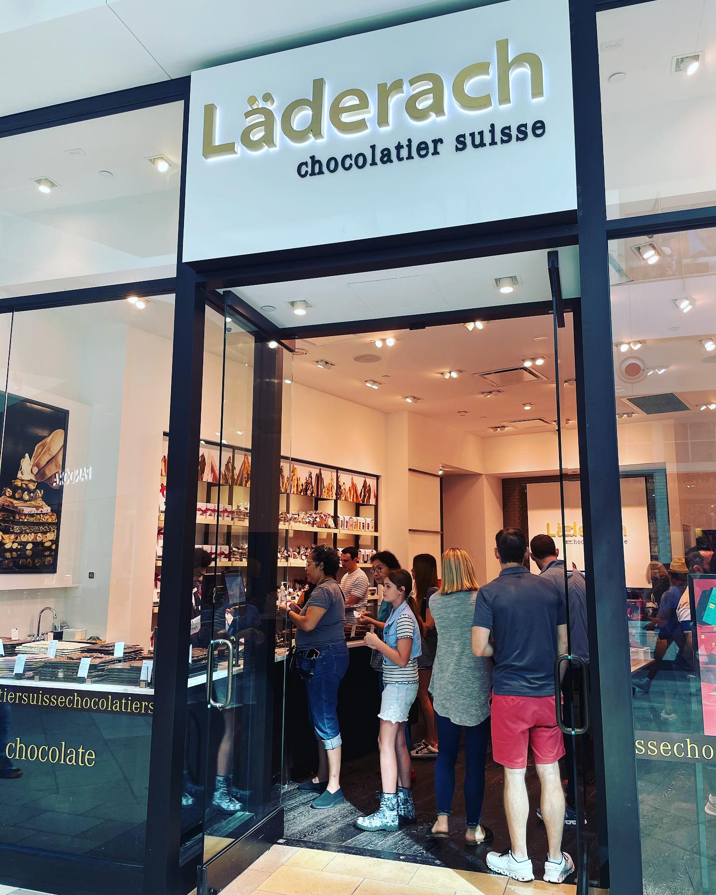 Found out they have vegan options. Tried their vegan fresh chocolate… exquisite 👏🏽☺️