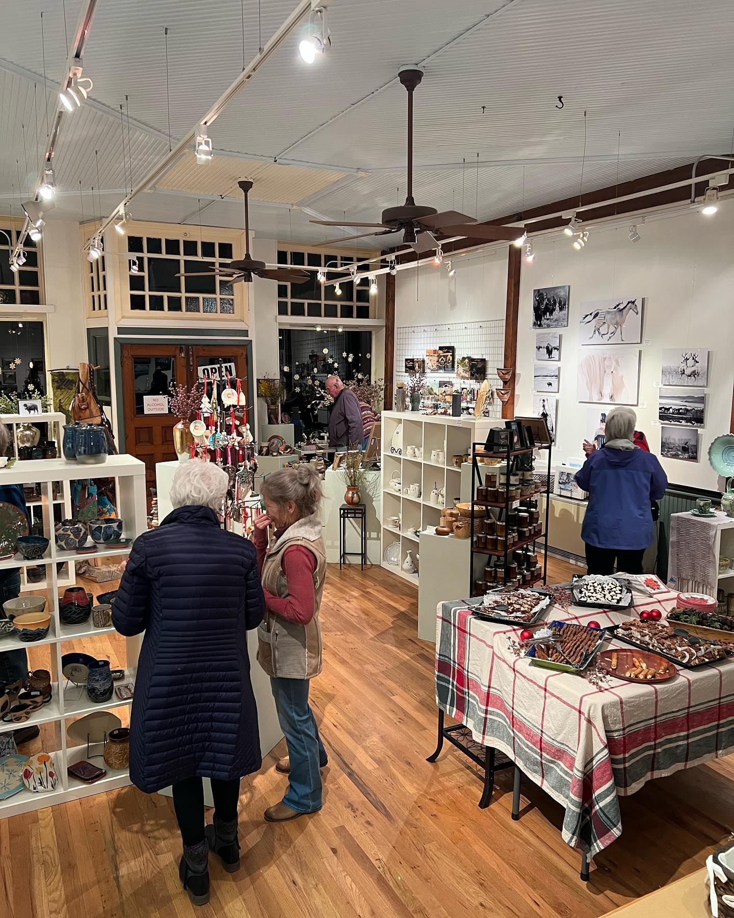 Come on down and enjoy the festivities tonight! @artisansonmainlaveta has wonderful desserts and bubbly. 🥂
All proceeds benefiting the Creative District programs!