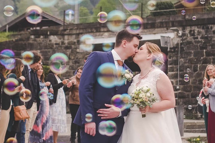 Ich liebe es, wenn ihr auch mal mittem im Auszug still steht und jubelt oder küsst!
Wenn dann noch Konfetti, Reis oder Seifenblasen fliegen, noch besser 🫶🏼
Was habt ihr für den Auszug geplant?
#minaartphotography #kirchenauszug #auszug #kuss #brautpaar #hochzeit #hochzeitsfotografinbern #hochzeitschweiz #sagileissigen #seifenblasen #weddingphotography #fujifilmxt3 #fujifilmxt4