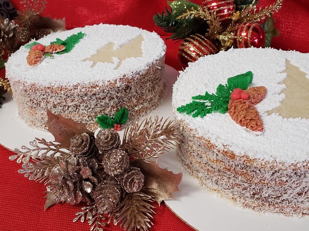 Here we have the torta de alfajore which is a giant stacked shortbread cookie with layers of dulce de leche in between each layer and covered in coconut shavings around the edges with marzapon mistletoe decorations ready for your enjoyment tommorow at Walnut Creek’s Nordstrom from 10:00 am to 3:00pm ! 🎄🎁🍪🥛