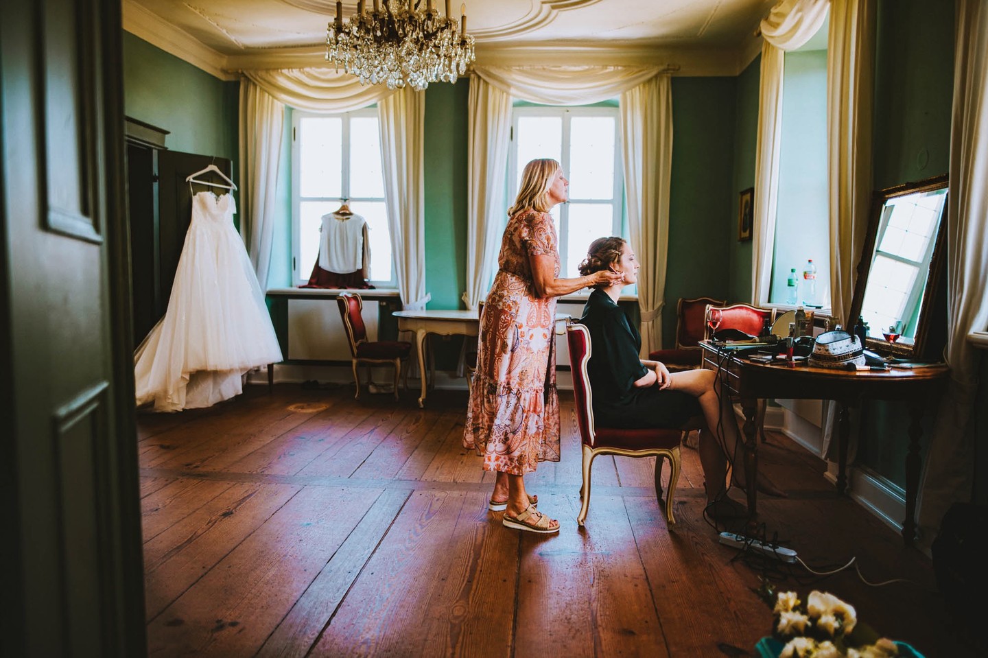Hochzeit von Jenny&Ralf..
Getting ready..
#hochzeitsfotos #hochzeitsfotograf #hochzeitsreportage #weddingpics #weddingphotography #brautpaar #brautkleid #lookslikefilm #hochzeitsfotoswürzburg #hochzeitsfotografiewürzburg #hochzeitsfotografwürzburg #gettingready #bride #brautkleid #weddingballoons #hochzeitsfotografie #schlossatzelsberg @schloss.atzelsberg