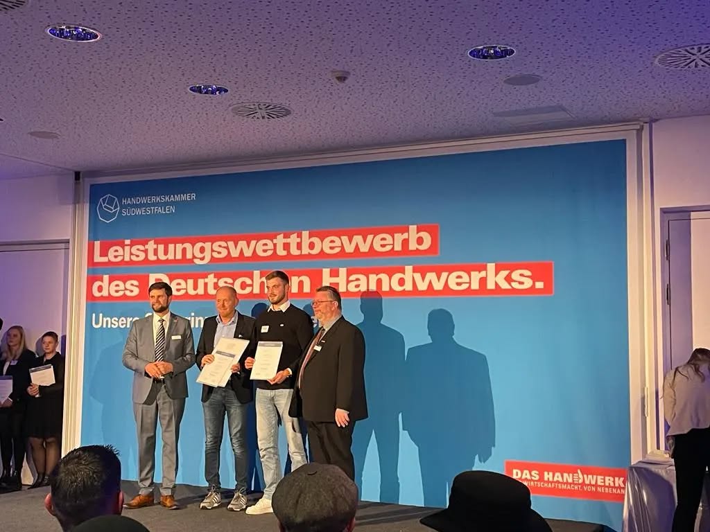 Wir gratulieren unserem Junggesellen Nikolas Koch für seine herausragenden Platzierung beim Leistungswettbewerb des Deutschen Stuckateurhandwerks, er wurde dabei als bester Auszubildender 2022 und als Gewinner auf NRW-Landesebene ausgezeichnet.
Ferner erzielte er einen herausragenden 4. Platz bei den Deutschen Meisterschaften 2022 in Berlin. Weiter so, @niko__koch 💪
#ausbildungimhandwerk #stuckateurazubi #ausbildung
#TheoundGuidoHesse #StuckgeschäftHesse #DeinStuckateurinOlpe #stuckateur #verputzer #gipser #außenputz #innenputz #stuck #WeilIhrHausUnsWichtigIst #wirgebenIhremHauseinGesicht #handwerk #teamarbeit