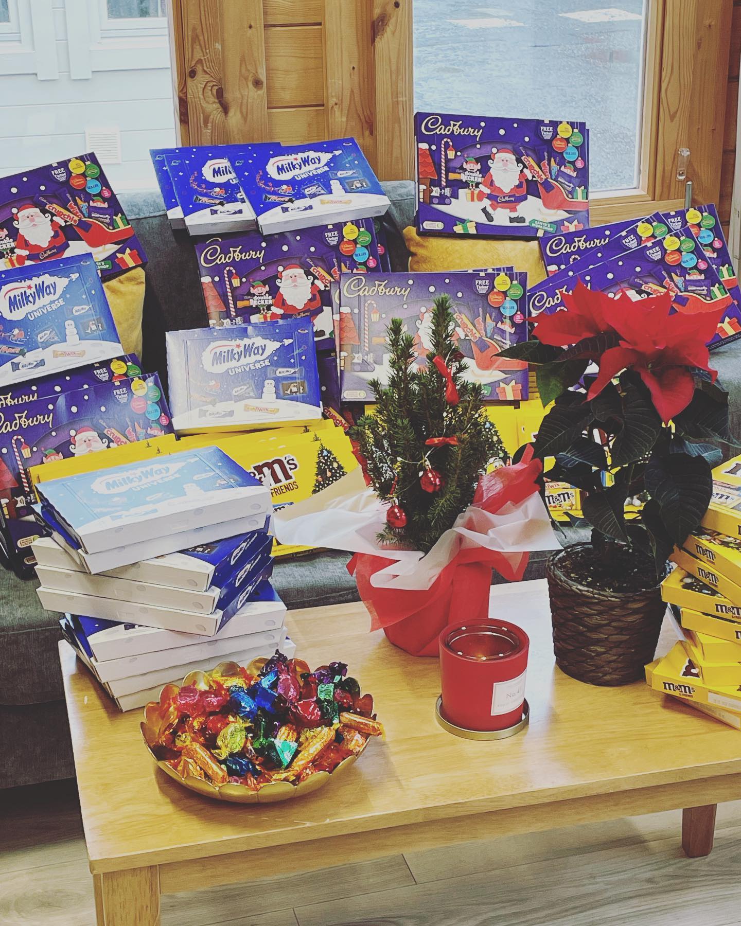 Some lovely Christmas treats for our residents this festive period 🍰🎄🎄🎄🎄pop down to the office and grab yours now 😍😍 #hazelwood #student #studentlife #accommodation #uni #college #xmas