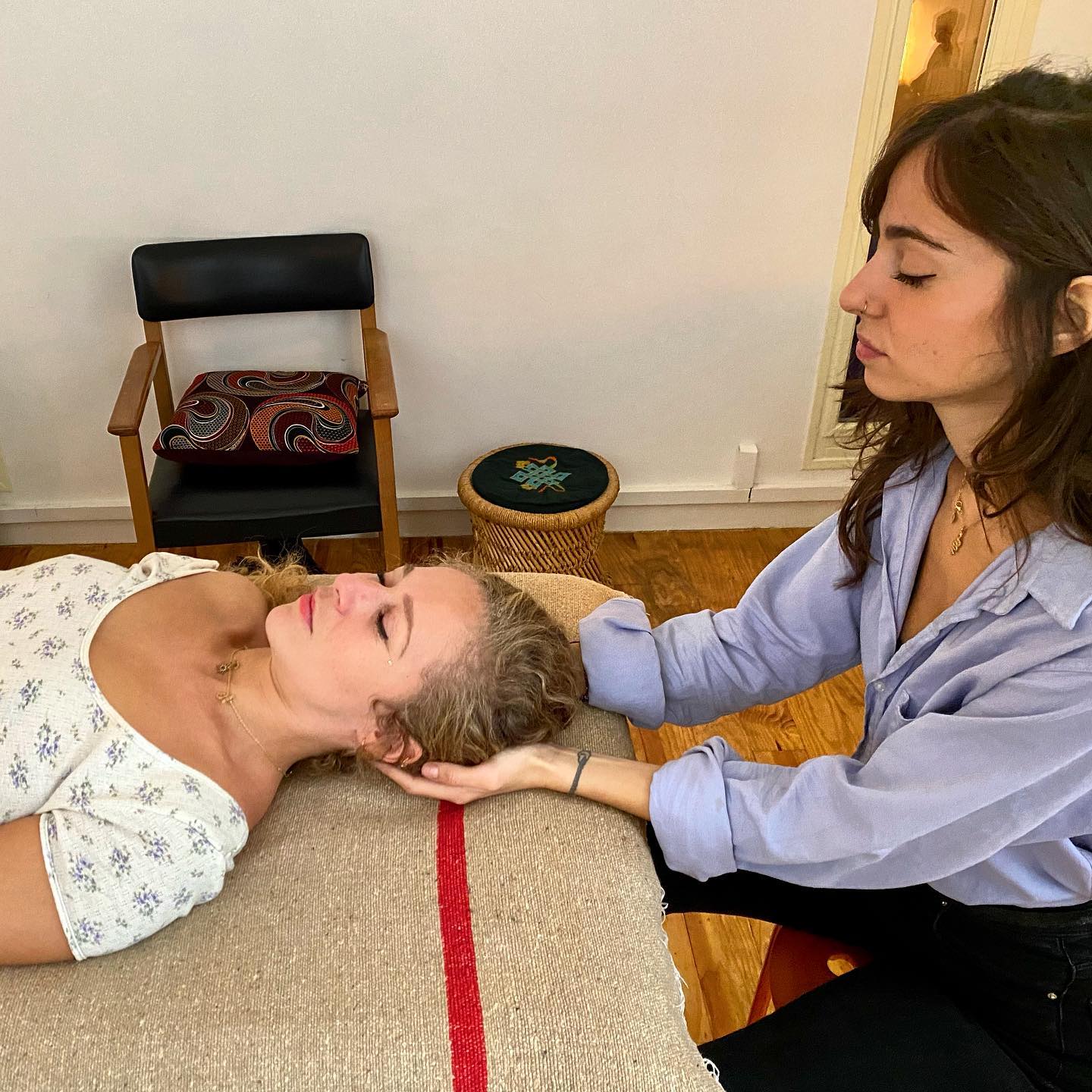 Un mot me vient : Merci.
Merci de laisser entre mes mains, ce qu’il y a de plus précieux. Votre énergie vitale. Vos corps subtils, vos cristallisations. Votre vécu et vos émotions. Votre peau, vos organes, votre corps simplement.
Je dis simplement mais cela ne l’est pas.
Il s’agit du bien le plus cher que vous ayez.
Merci de cette confiance pure et sincère, que j’honore à chaque soin. Sachez que chaque pensée que je vous donne, chaque toucher, chaque manipulation est faites avec la plus grande des consciences.
Chaque flux d’énergie envoyé est pur je m’en assure au quotidien. Une telle confiance ne peut être que sacrée.
Je vous promets du fond du coeur de respecter vos besoins, vos idées, votre humanité jusqu’à la fin de cette existence.
Merci à la vie pour ce cadeau sublime qu’elle me fait chaque fois que je peux vous aider.
Du fond du coeur et de l’âme, je vous aime 🙏🏻
.
.
.
#vocation #confiance #amour #soin #energetique #toucher #massage #aimer #soinenergetique #soinholistique #cabinet #holisme #consciousness #mindbodysoul #mindfulness #therapeute #prendresoin