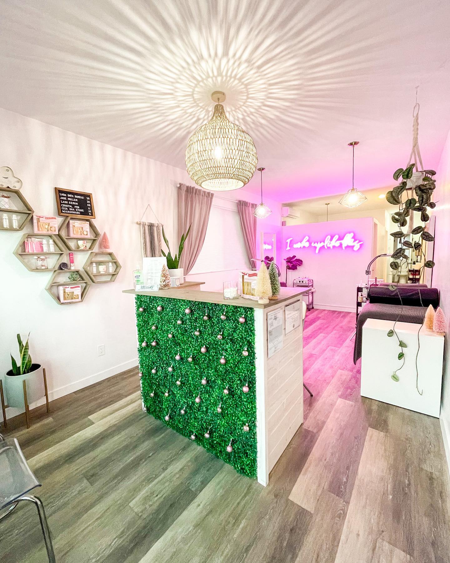 Itโs beginning to feel a lot like Christmas!!!
Donโt forget to book your appointment for the holidays! ๐