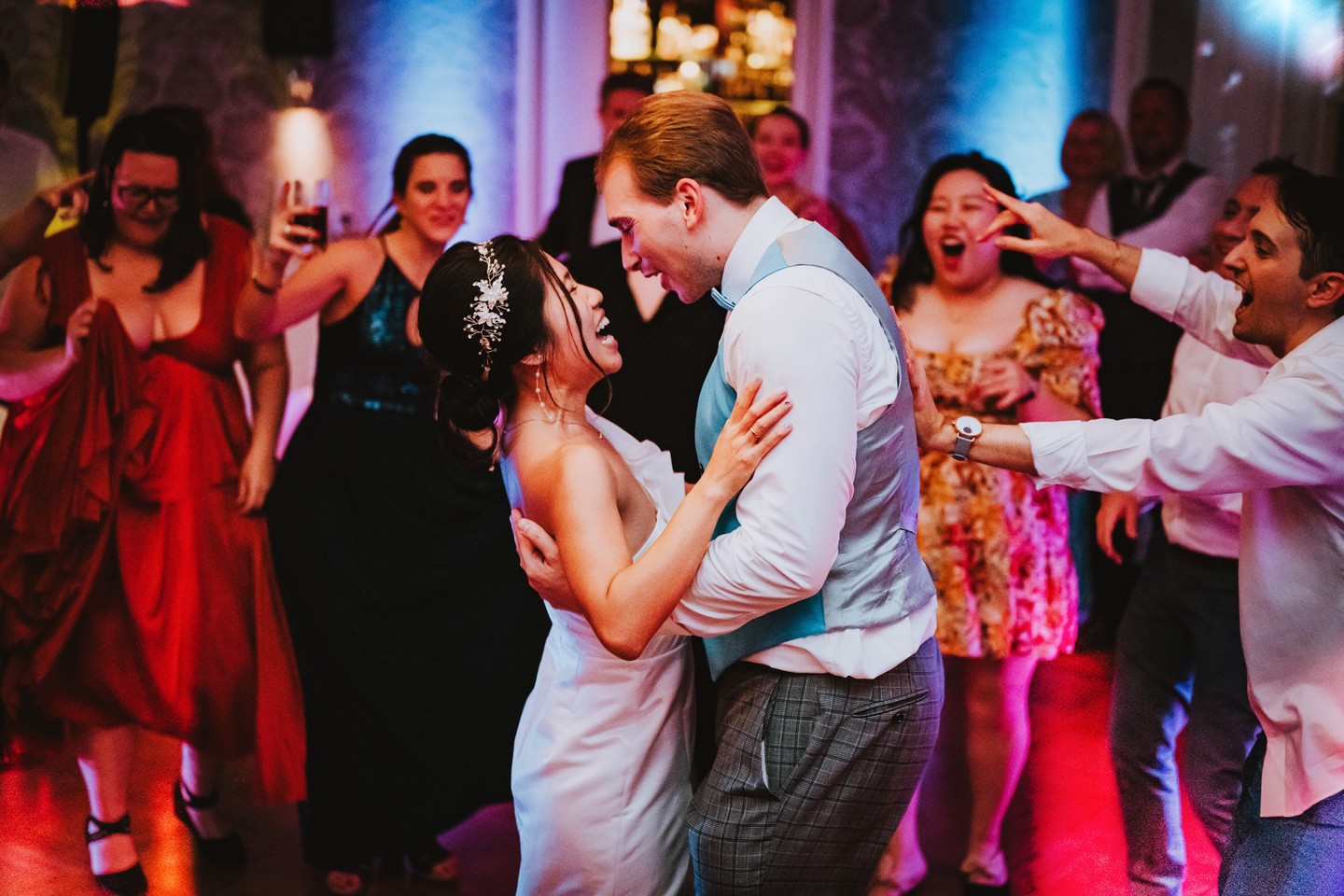 Hochzeit von Hien & Markus..
#hochzeitsfotos #hochzeitsfotograf #hochzeitsreportage #weddingpics #weddingphotography #brautpaar #brautkleid #lookslikefilm #hochzeitsfotosfrankfurt #hochzeitsfotografiefrankfurt #hochzeitsfotograffrankfurt #bride #brautkleid #hochzeitsfotografie #frankfurt @villamerton