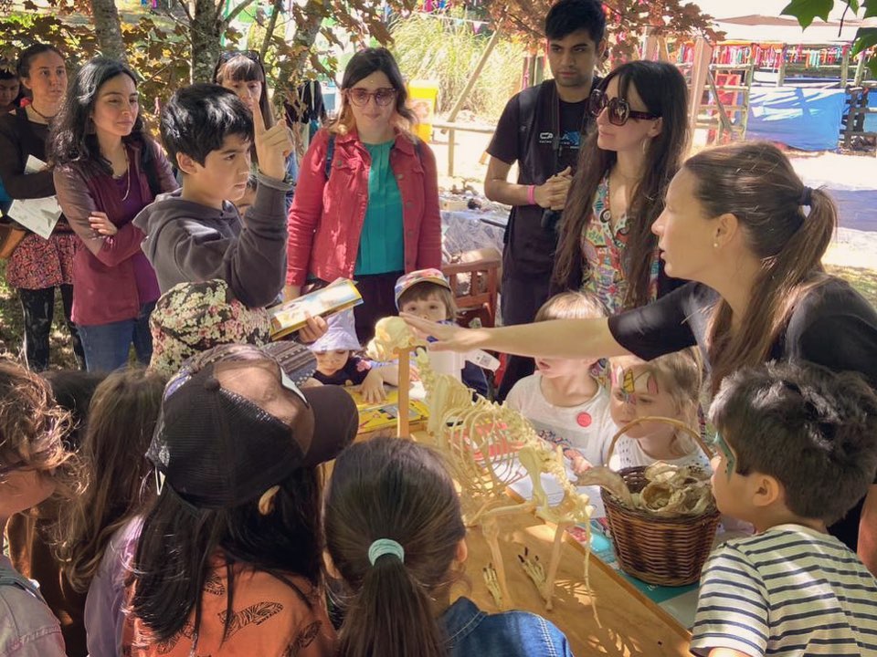 ✨Fluvialito 2022✨
Uno de los temas que más interesa a la niñez es el de las mascotas. Cada vez que hacemos los talleres de GATOPERRO lo comprobamos y la actividad que hicimos en Fluvialito 2022 no fue la excepción. Niñas y niños escucharon atentamente el cuentacuento que hizo nuestra querida @karengcr y luego se acercaron con mucha curiosidad a ver el esqueleto de perro que llevó nuestra veterinaria estrella @paula.marin2018, quien respondió a todas las preguntas que surgieron, que no fueron pocas.
Aprovechemos esta motivación para profundizar en la importancia de construir un vínculo respetuoso y amoroso con las mascotas y las otras especies, con el hábitat que nos acoge y entre los seres humanos 🙏🏽💙.
Saludamos a las maravillosas iniciativas que compartieron el día con nosotras @profe.fran_forjadorambiental @yaqupachachile @semilla_austral.coop @cerefas_uach @reciclajespudu @circulasustentable @paulabordadora @atahualpa_factoria @corallina.cl @kipu_cuentos @charly__charleston @mao_street_art @wladimircamposrr y a @fluvialchile por la invitación 🌟