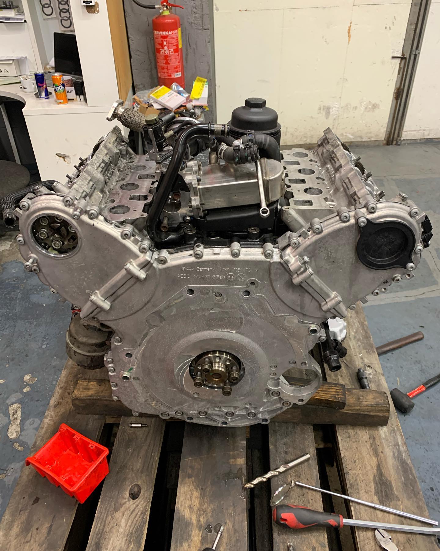 Pokračování stavby 3.0 Tdi Asb
.
#audi #audia6 #quattro #avant #diesel #v6 #engine #motor #rebuild #repair #brno #czechrepublic #instaphoto #boy #tattooboy #eork #job #car #mechanic #brnoslatina #black #pushtostart