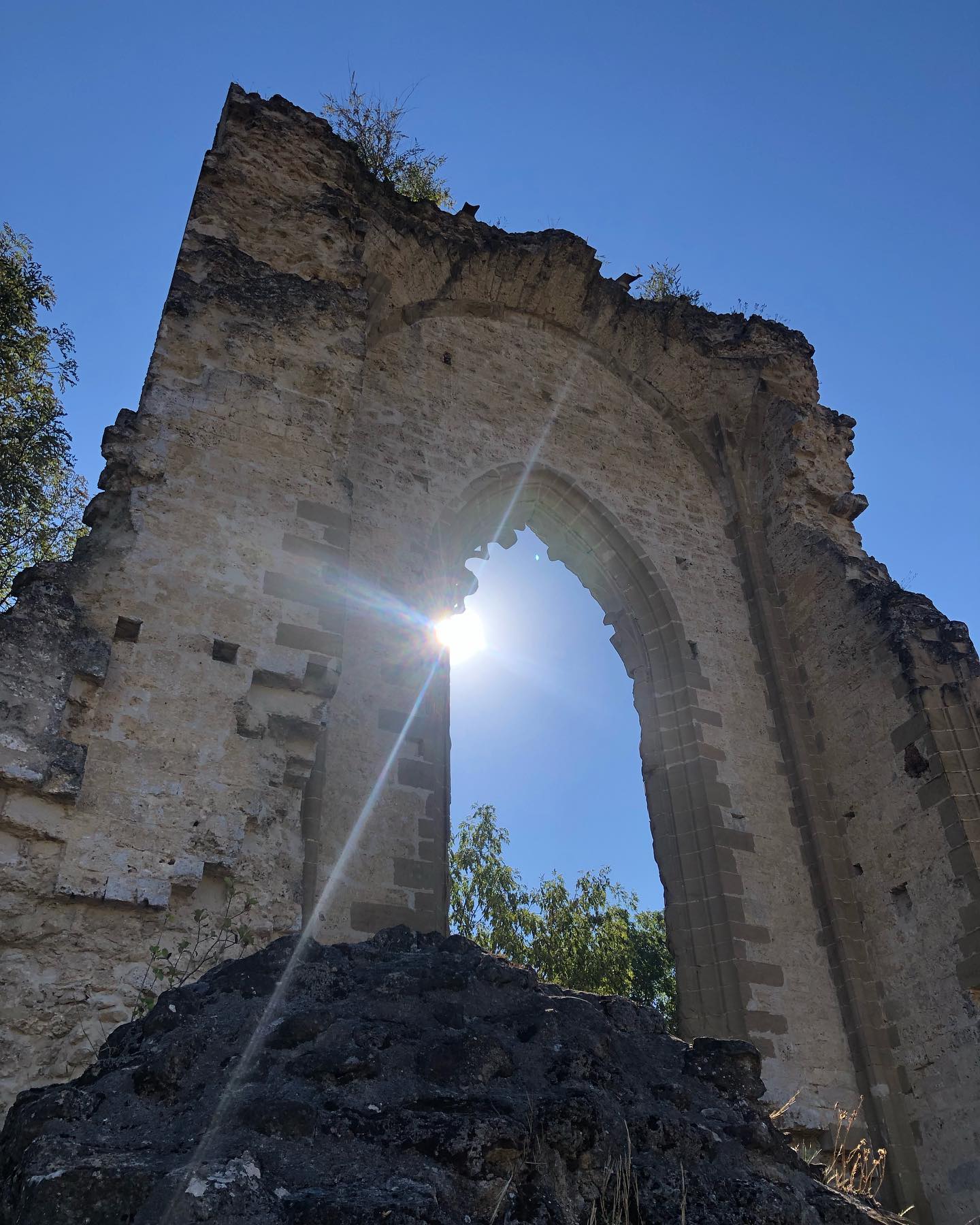 Unconventional venues are a great idea for elopements and small weddings. With a smaller number of guests, we can push the boundaries of what is possible and think outside of the box.
It’s the perfect opportunity for you to think of meaningful spots and symbolism for your ceremony, and we can find that place for you.
Whether you want to get married where you first met, where you proposed, in a place related to your interests, on the grounds of an ancient cathedral now in ruins, close to water… and it doesn’t have to be the whole ceremony either. We can have your photographer take you there for memorable pictures.
#frenchelopement #frenchwedding #frenchweddingplanner