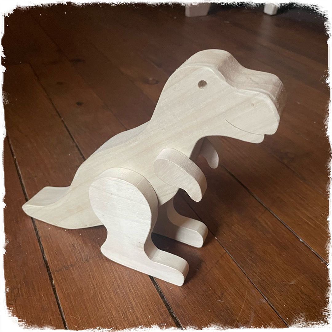 Je suis dans ma période mésozoïque… j’ai des dinosaures plein mon atelier !!! Les enfants sont de grands nostalgiques 🤣 #dinosaur #dinosaure #jouets #jouetsvintage #jouetsbois