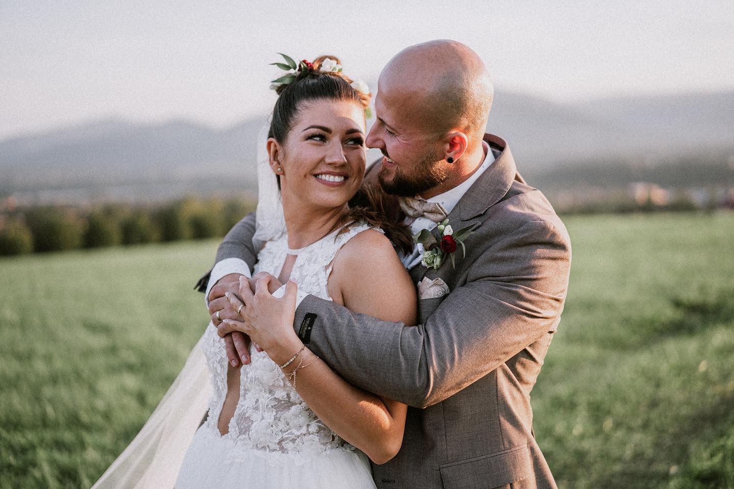 Janča a Tomáš :)
#svatba #svatebnisaty #svatba2022 #svatebnifotograf #svatebniinspirace #svatebnifoto #wedding #weedingdiaries #portret #instawedding #bride #portretnifotografie #svatebnimisto #prskavky #feelings #fotograf #fotografostrava #weddingphotographer #weddingday #beskydymountains #svatbavbeskydech #celadna #svatbauholubu #weddingphotography #svatbavprirode #fearlessphotographer