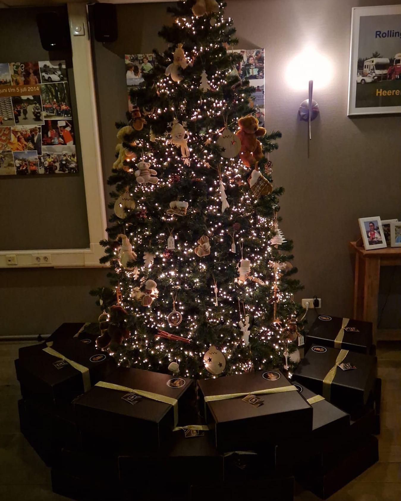 De vrijwilligers van @stichtingonwheels zitten er warmpjes bij deze #kerst! 💫🎁
#kerstpakket #bedankt #vrijwilligers