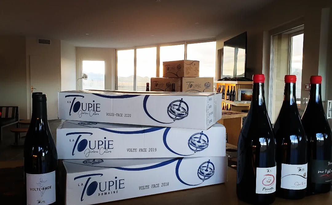 Le caveau est ouvert aujourd'hui et demain de 10h30 à 18h30.
C'est l'occasion de retrouver au caveau quelques "vieux" millésimes :
VOLTE FACE 2018, 2019, (2020 en cours),
QUATUOR 2018, (2020 en cours),
SUR 1 FIL ROUGE 2015, 2018, (2020 en cours).
Pour les magnums : SUR 1 FIL ROUGE 2019, QUATUOR 2020 et PIROUETTE 2020.