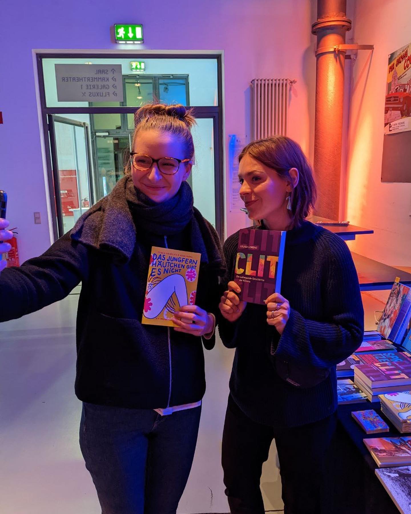 sogenanntes #latergram aber möchte euch keinenfalls #cliteratur die erste! vorenthalten! danke an @hannah_katinka 💜 @artikfreiburg @aktionswoche_sexuelle_bildung & @sofielmehr 🧡 @ewerkfreiburg für die idee, orga & das geld einwerben! dank euch konnte #cliteratur stattfinden und unsere erste gästin louisa lorenz @clitnight ihr buch #clit @heyne.verlag vorstellen 🫶👏💋 wir hatten einen clitastischen Abend: Volles Haus (gebt uns doch größere Bühnen!) und wertvolle #sexeducation 👻Also lest Louisas Buch, falls ihr es noch nicht kennt. Und kommt zur nächsten #cliteratur! Es geht um Literatur, die wild und unangepasst und politisch und klug ist und sowas von in keine klassische Literaturschublade passt. Stay tuned! 😛😛😛Wie immer gilt: unbezahlte Werbung. Aber hey, schickt mir gerne Jacken, Ohrringe, Bücher, Schuhe ... mein Geschmack ist wohl mehr als offensichtlich. Ich werde mich dann damit einkleiden, wenn ich das nächste Mal über die Mythen der Vulvasphäre, #klitoris #patriarchat und #feminismus auf Bühnen referiere. Bevorzugte Farbe: lila. Danke!
#moderation #gespräch #rosefarbenerdildo #glitterclit #dasjungfernhäutchengibtesnicht #dieaufregendegeschichtederklitoris #keinbockaufmythen #freiburg #estreffensichzweifeministinnenund p.s. und wie perfekt passt mein vulvakissen @glitterclit_ eigentlich zu louisas buch?! 😝