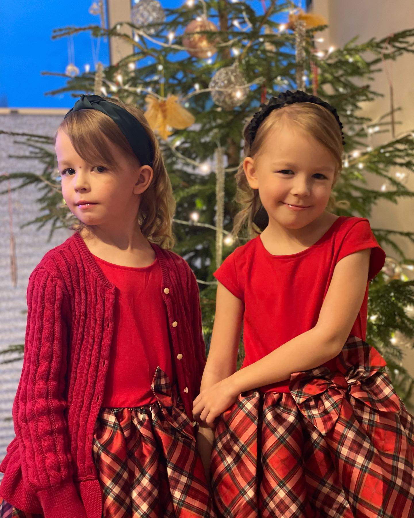 Jõulupidude aeg 🎄 Kaks printsessi ootavad, millal jõuluvanale esineda saab. #hannajaherta #christmas #littleprincess #merrychristmas #christmas2022🎄🎅🎁