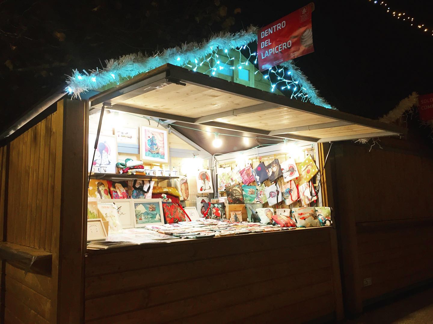 Tras un largo tiempo sin pasar a visitaros por esta cuenta, volvemos. Volvemos para intentar quedarnos porque sabemos que muchos nos seguís la pista en nuestras cuentas personales, pero Dentro del Lapicero es el proyecto que nos une a nosotros y también nos enlaza con vosotras. 💫✏️ Felices fiestas!
.
.
.
#mercadodenavidad #mercadillonavideño #mercadillo #market #gabonetakoazoka #fomentosansebastian #sansebastian #azoka #gabonak #dentrodellapicero #puestodelaminas #diseño #comerciolocal #consumoresponsable #comerciosostenible