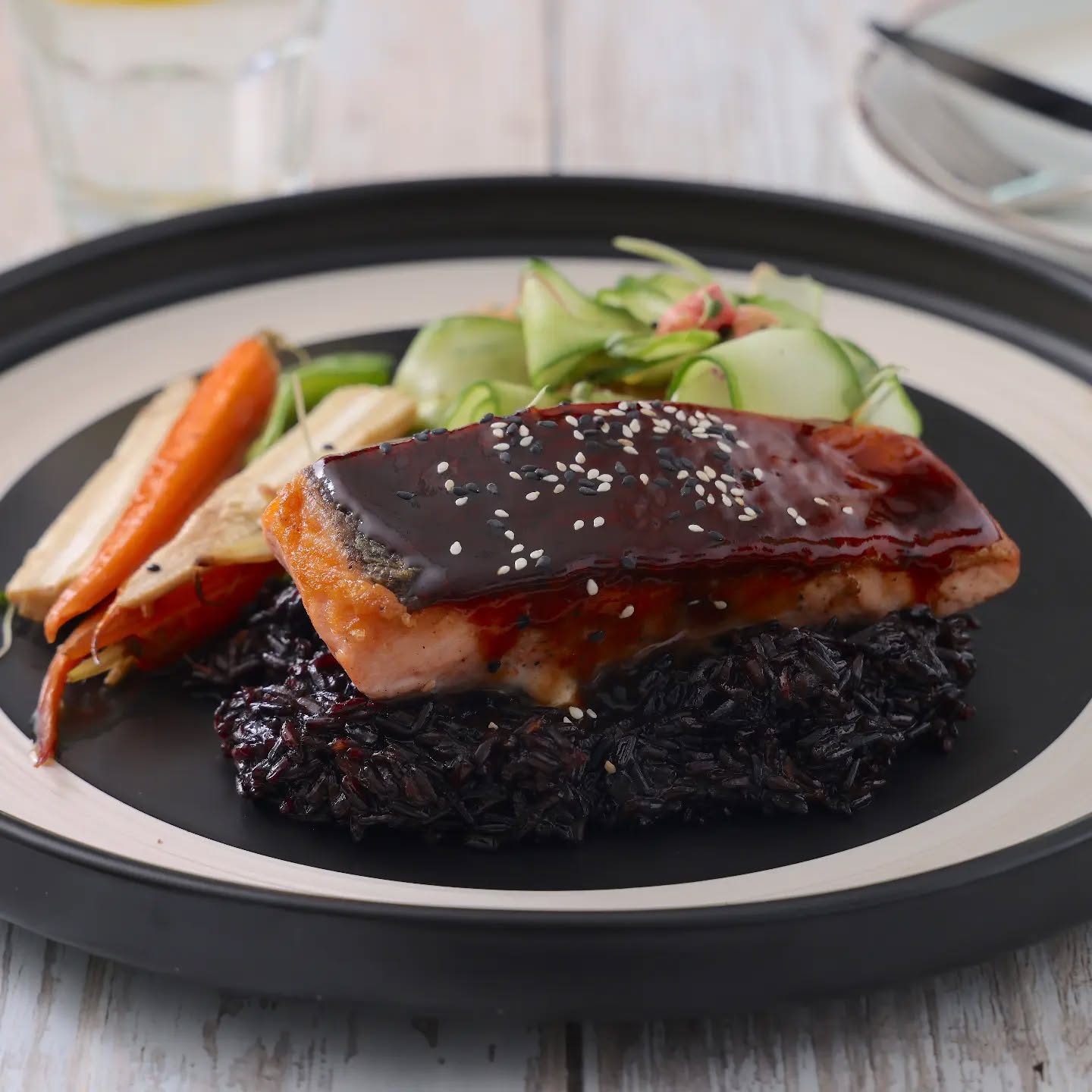 Salmon cooked in Teriyaki sauce with black rice, green bean and carrot panache, pickled ginger and served with cucumber salad.
#CloudHubResidences #CoffeeShopJVC #Cloud10Dubai #JVCrestaurant #JumeirahVillageCircle