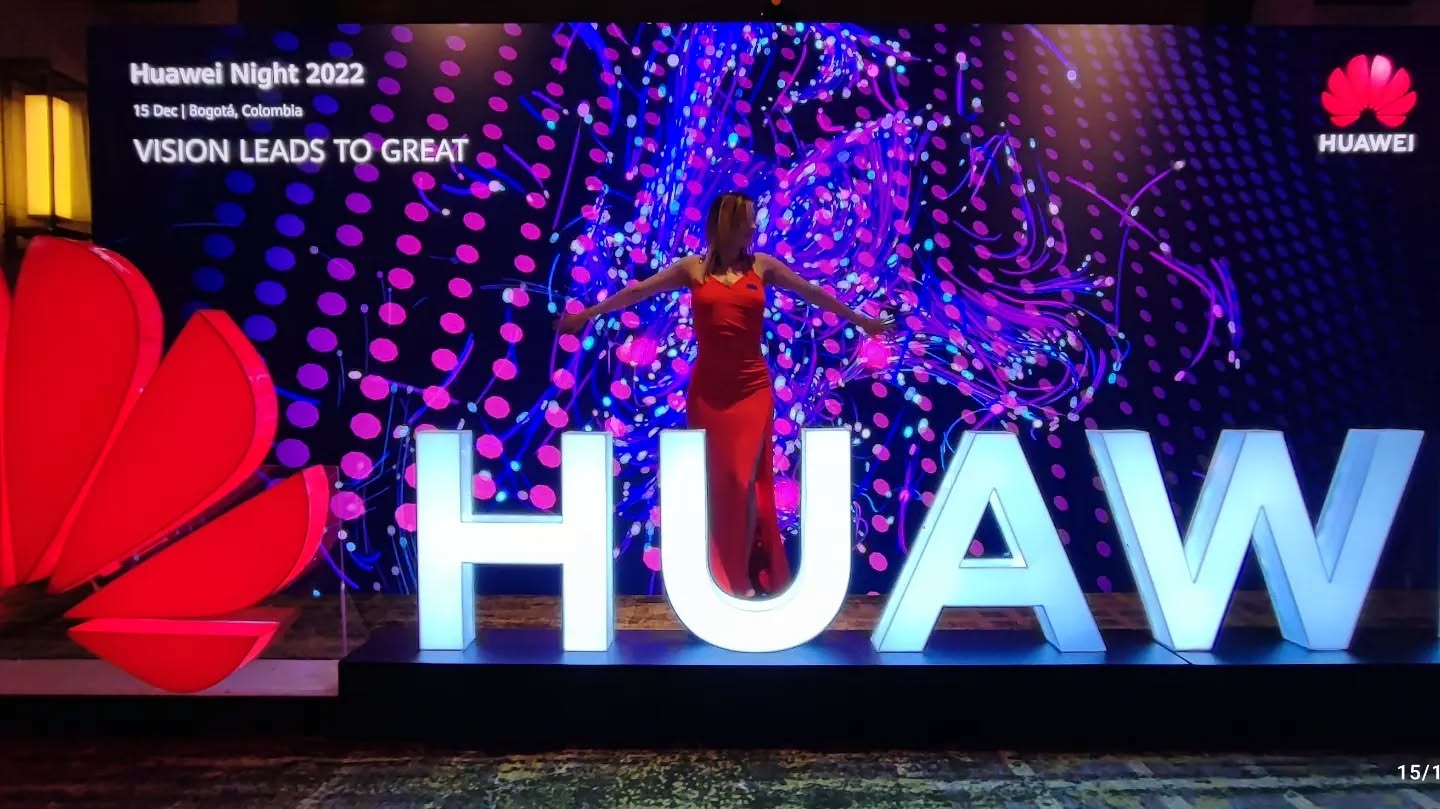 instalación Multimedia para Huawei. interacción touch + body tracking #vinilolab #interactive #photooportunity #newmedia