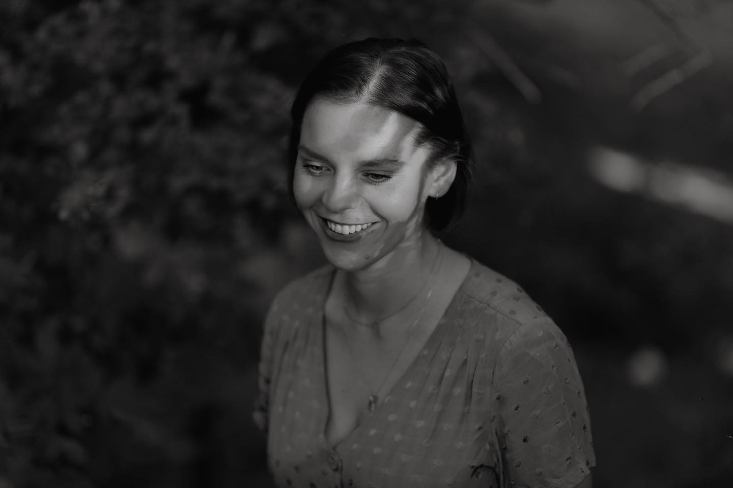 oliwia's notatka numer 8: Heute hat der kürzesten Tag des Jahres mit Schreiblust begonnen. Ich habe eine #notatka verfasst! Link in Bio #substack 💜 Diesmal geht es um den Winter, einen Traum, der mich weckt, ein tolles Podcastgespräch @literaturhaus_bremen - Link auch in Bio!, um Fragen nach gegenwärtigem Lesen & Schreiben, über meine Dramaturgiearbeit an #thewriter von #ellahickson gemeinsam @vivelaclaire fürs #théatredescapucins sowie über 🤓🤓🤓 *die 3. Auflage* meines breitbeinigen Heftes #dasjungfernhäutchengibtesnicht @maroverlag @aisha 🎈👻🤩🫶👏🥰🥳... ach und um eine Kanne Oolong Tee und den cutesten Stinker der Welt Coffee. Ich wünsche entspanntes Lesevergnügen ☺️💋🐕 #newsletter #frauschreibt #jahresabschluss #frausitztzuhauseunddenktnach Foto von bester @carlotta_sophia geschossen!