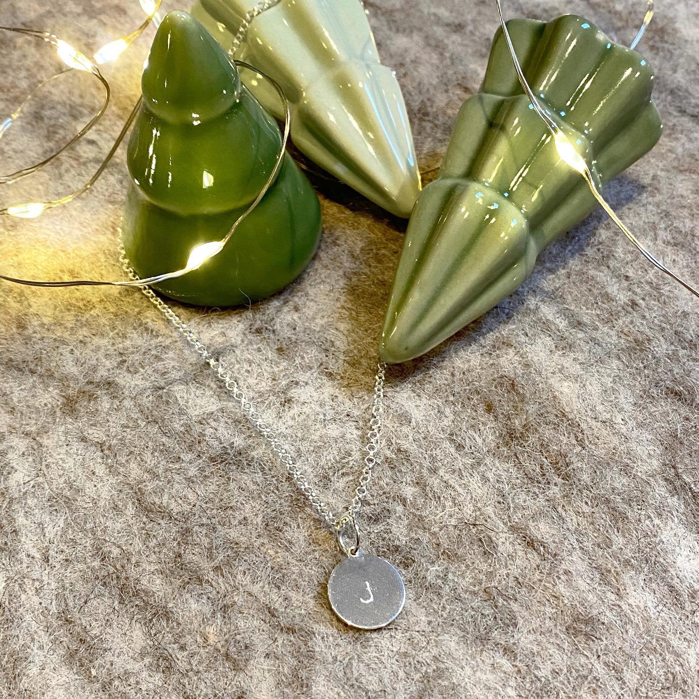 La jolie médaille avec l’initiale ou le chiffre de votre choix.
📸
Collier court se porte très bien en accumulation de collier.
•
•
•
#collierfemme #collierinitiale #necklace #bijouxaddict #vaguedecreateurs #bijouxcréateur #bijoux #bijouxminimalistes #minimalist #minimaliste #accumulationbijoux #cadeauxbijoux #goldfilled #goldfilledearrings #bijouxfaitmain #bijouxoriginaux #bouclesdoreilles #alhenabijoux