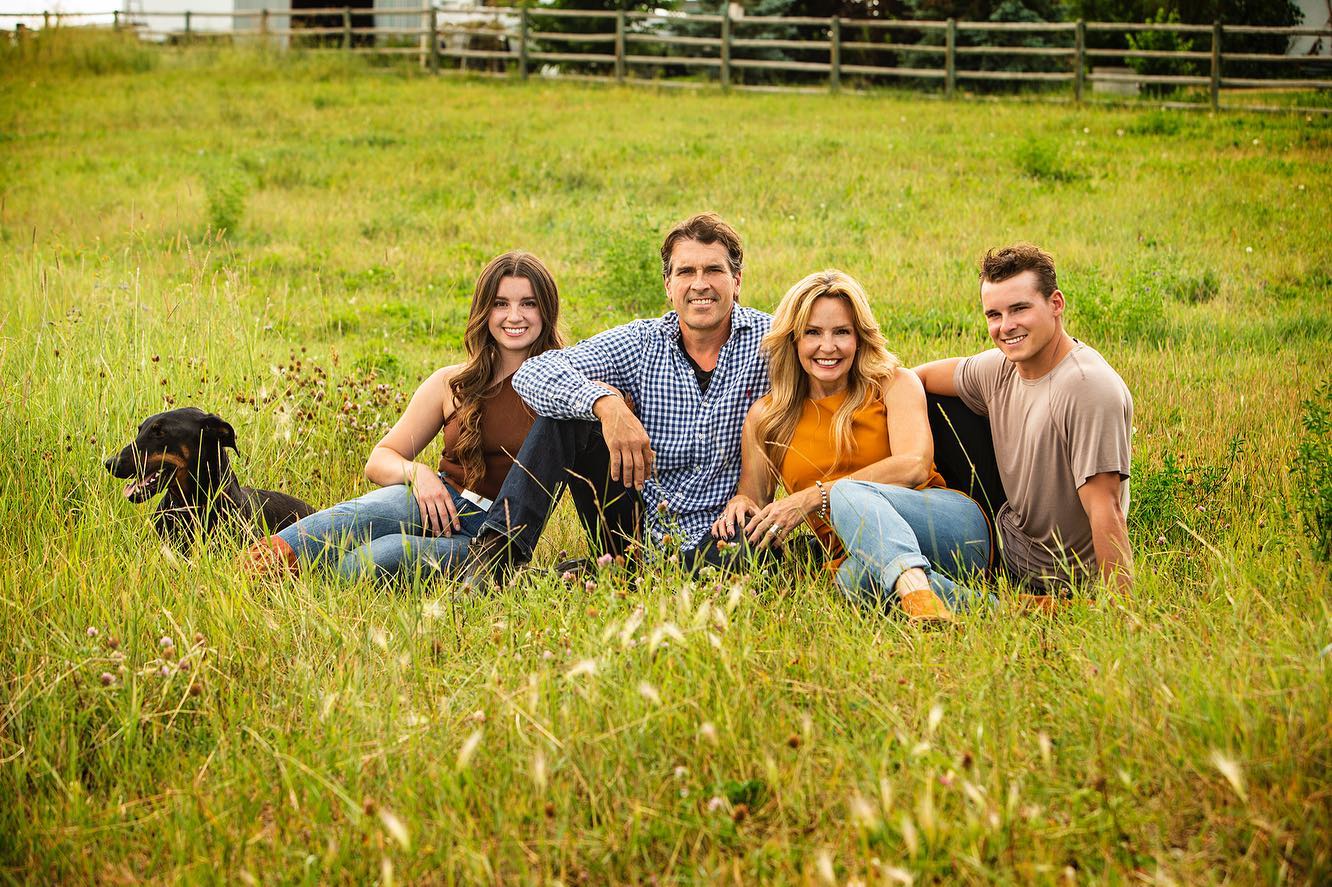 Merry Christmas from our family to yours! We hope your hearts and bellies are filled to the brim this holiday season and 2023 brings you all things good. As Hubs likes to say, “Keep growing!” 🌱❤️🎄
Thanks for capturing this pic for us @renejm @blissphotographicinc (first pic). 📷 🤗