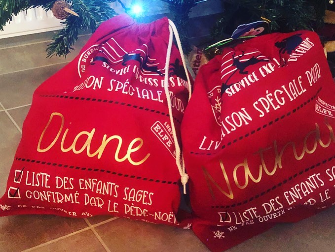 Des hottes ou sacs personnalisés au pied du sac ça fait toujours son effet 🎁🎄