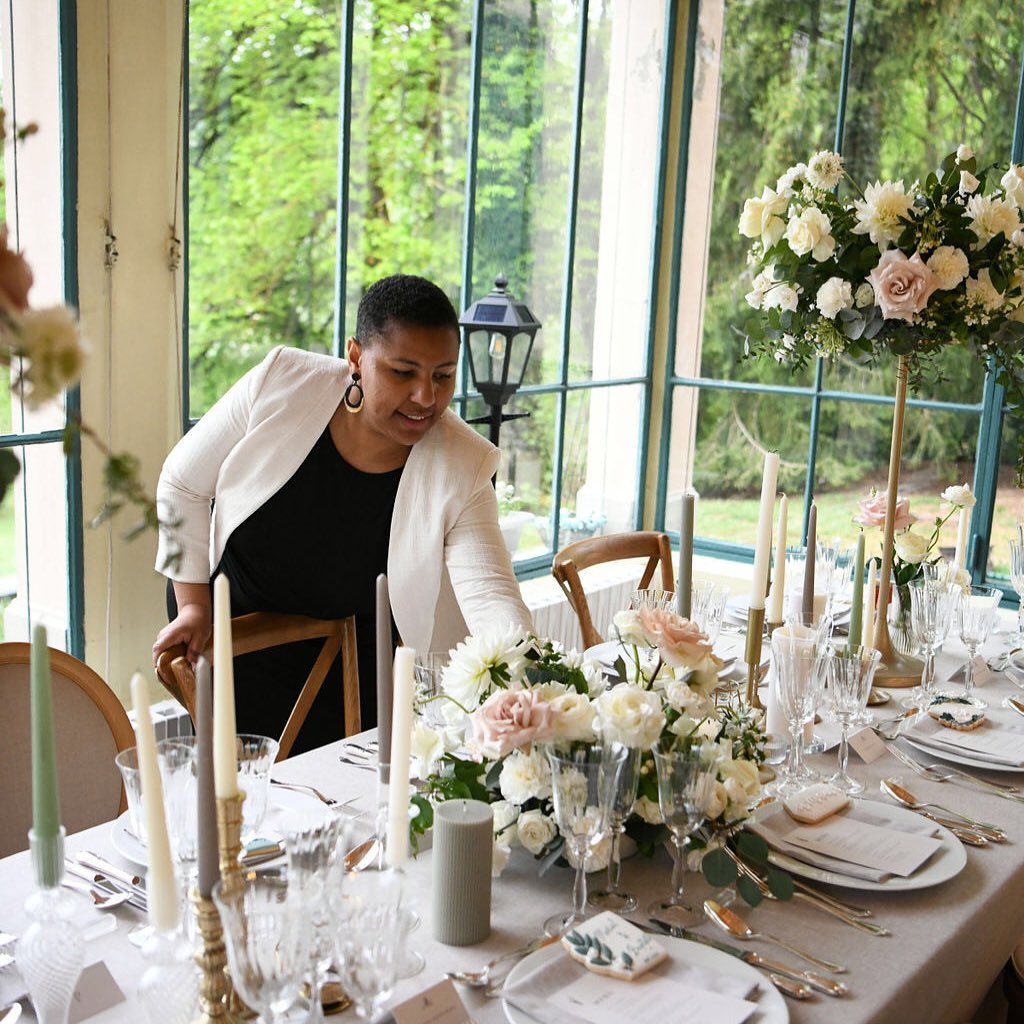 Final touch ups ✨
As we prepare to gather around the Christmas table with our families, I want to take the time to wish you the best time with your loved ones, I want to send you lots of love and strength if this times brings you back to hardships you have had to go through, I want to express my gratitude to my wonderful clients, and thank the great partners we have worked with this year and who are joining us on our projects for next year.
Merry Christmas and Happy holidays to all.
Photo: @missparisphoto
Florals: @botaniquebazar